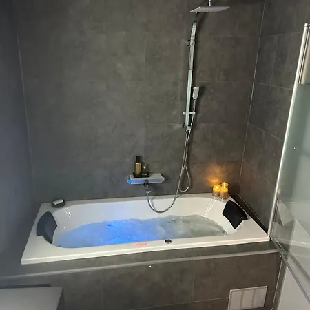 L'entre 2 - Jacuzzi Privé -sauna-balnéo 4*